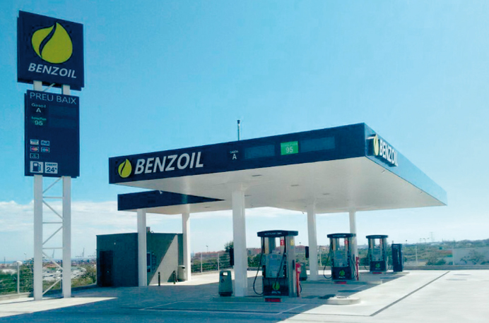 estacion-de-servicio-campana-de-publicidad-para-la-cadena-de-gasolineras-low-cost-benzoil-inspirada-en-el-marketing-de-guerrilla